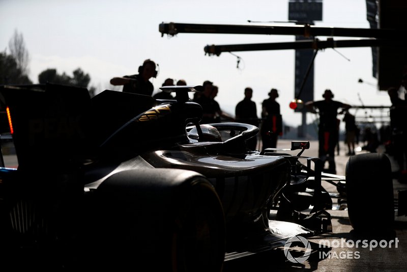 Romain Grosjean, Haas F1 Team VF-19 pit stop