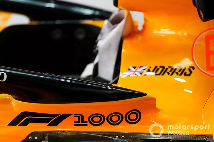Marca de las 1000 carreras en el auto de Lando Norris, McLaren MCL34 