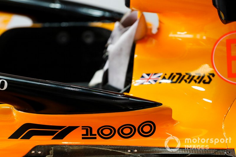 Logo F1 1000 di mobil Lando Norris, McLaren MCL34