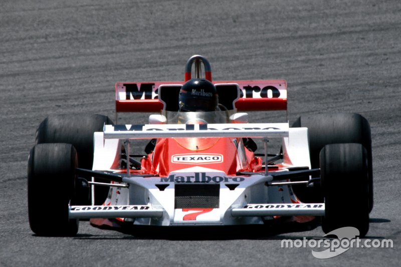 James Hunt, McLaren M26 experimenta con una configuración inusual del alerón delantero durante la práctica