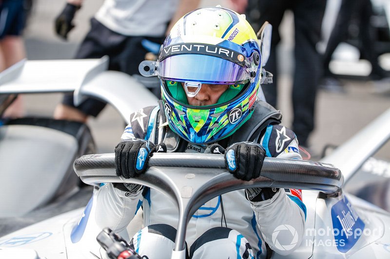 Felipe Massa esce dalla sua Venturi Formula E Venturi VFE05