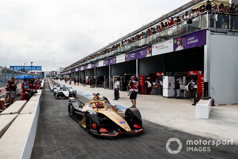 Jean-Eric Vergne, DS TECHEETAH, DS E-Tense FE19, davanti alla fila di monoposto durante la bandiera rossa