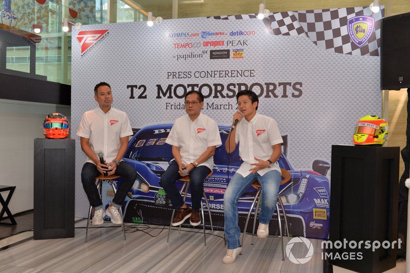 David Tjiptobiantoro, Team Principal Irmawan Poedjoadi, Rio Haryanto, T2 Motorsports