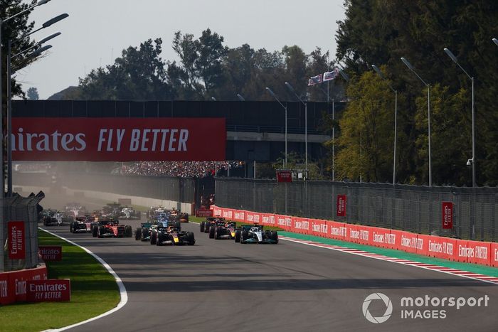 Max Verstappen, Red Bull Racing RB18, George Russell, Mercedes W13, Lewis Hamilton, Mercedes W13, Sergio Pérez, Red Bull Racing RB18, Charles Leclerc, Ferrari F1-75, Carlos Sainz, Ferrari F1-75, el resto hacia la primera curva