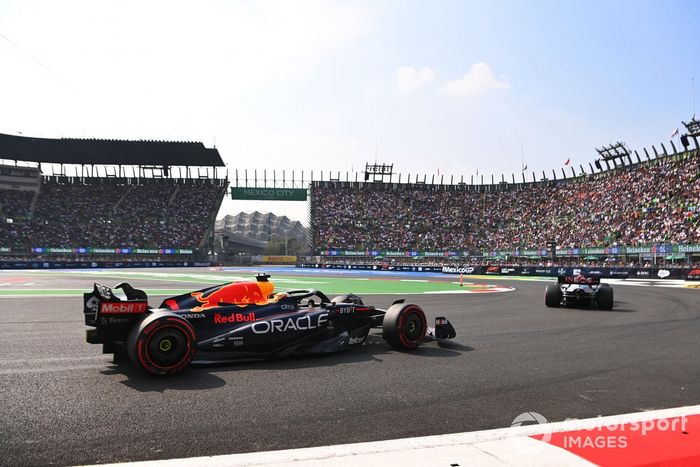 George Russell, Mercedes W13, Max Verstappen, Red Bull Racing RB18