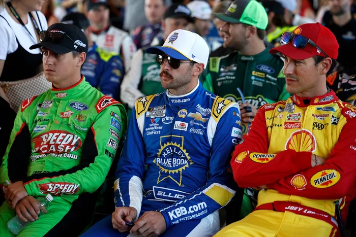 Zane Smith, Front Row Motorsports Ford, Chase Elliott, Hendrick Motorsports Chevrolet, Joey Logano, Team Penske Ford