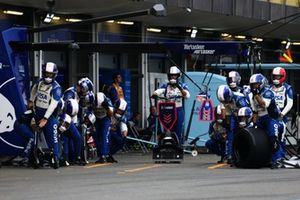 El equipo de boxes de Visa Cash App Racing Bulls preparado para una parada en boxes durante el Gran Premio de Azerbaiyán de F1. 