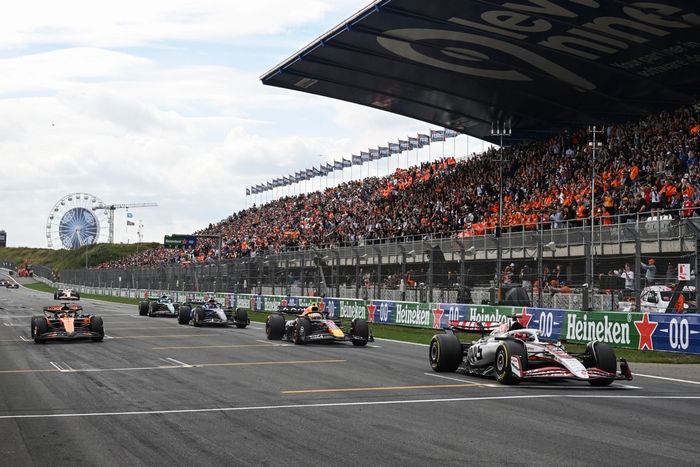 Oscar Piastri, McLaren, Esteban Ocon, Haas F1 Team, Yuki Tsunoda, Red Bull Racing Team