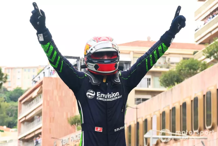 Sebastien, ganador de la carrera, Envision Racing en el parc ferme