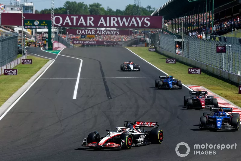 Kevin Magnussen, Haas VF-23 e Alex Albon, Williams FW45 