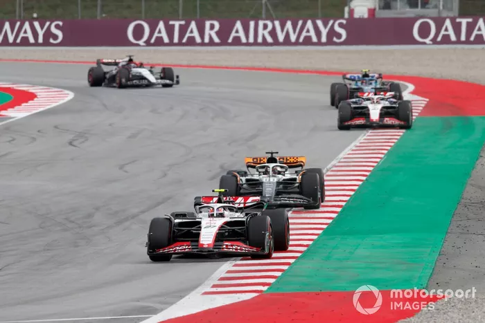 Nico Hulkenberg, Haas VF-23, Oscar Piastri, McLaren MCL60, Kevin Magnussen, Haas VF-23