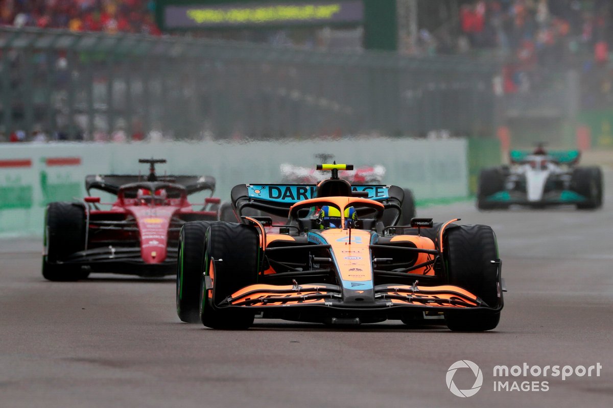 "Sürpriz Imola podyumu, sıkı çalışma ve hava koşulları sayesinde oldu" 1 Formula 1 Haberleri - F1 Puan Durumu Lando Norris, McLaren MCL36, Charles Leclerc, Ferrari F1-75