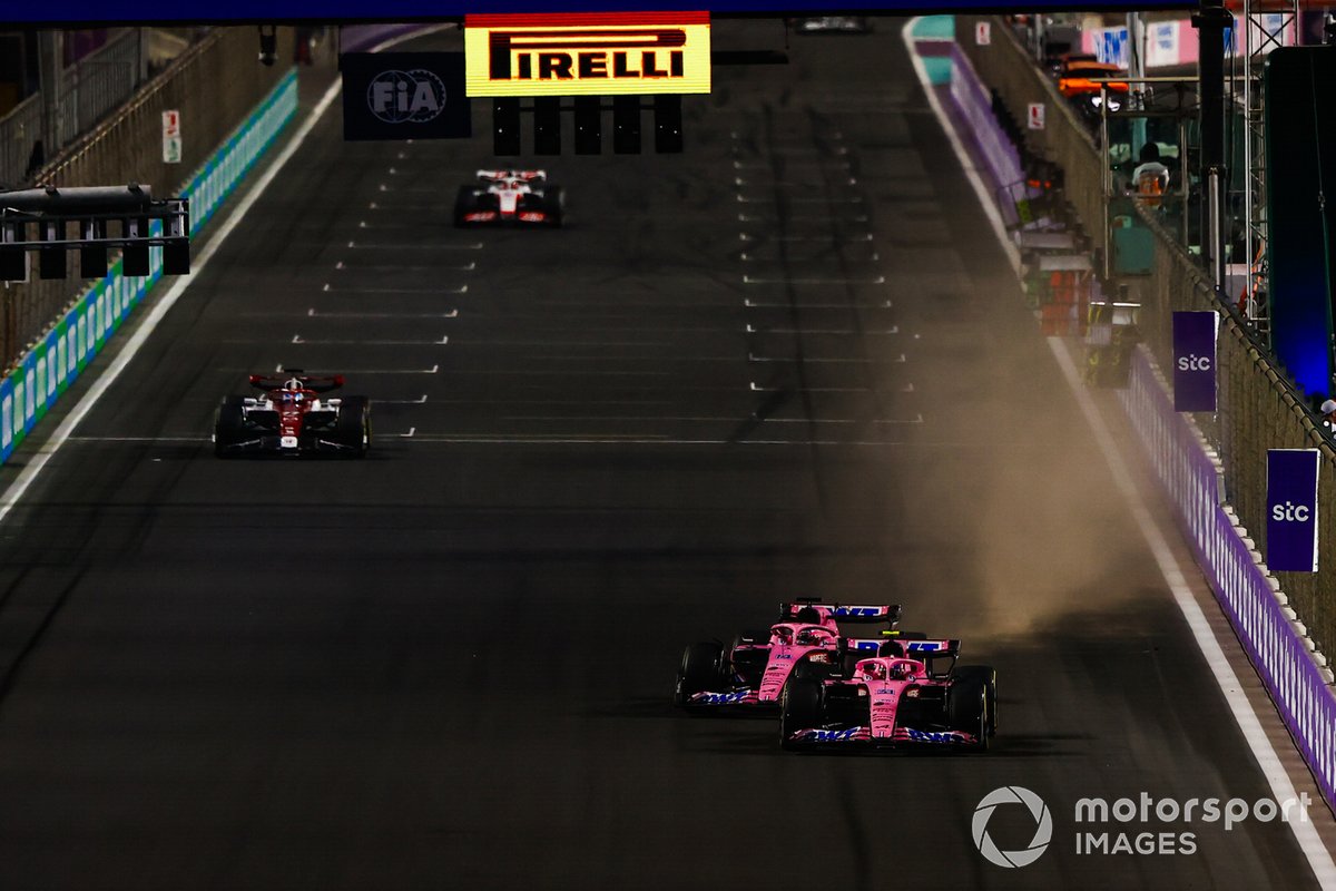 Esteban Ocon, Alpine A522, lucha con Fernando Alonso, Alpine A522, por delante de Valtteri Bottas, Alfa Romeo C42