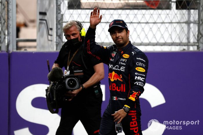 El ganador de la pole, Sergio Pérez, de Red Bull Racing, celebra en el Parc Ferme