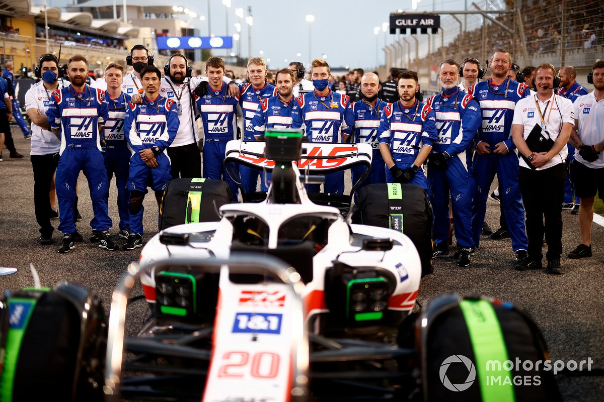 Mechanics on the grid with the car of Kevin Magnussen, Haas VF-22