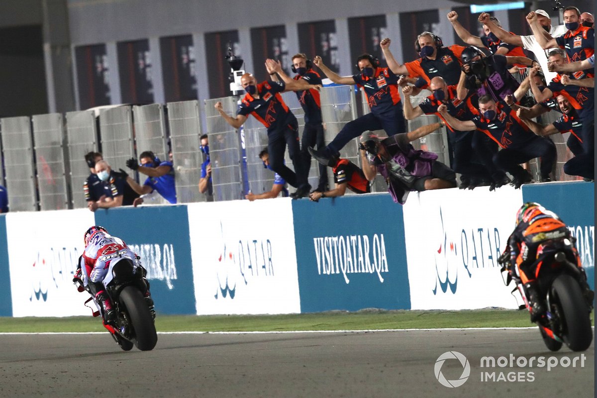 Ganador Enea Bastianini, Gresini Racing , Brad Binder, Red Bull KTM Factory Racing