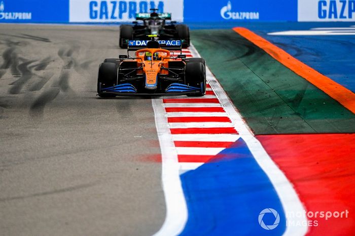 Lando Norris, McLaren MCL35M, Lewis Hamilton, Mercedes W12