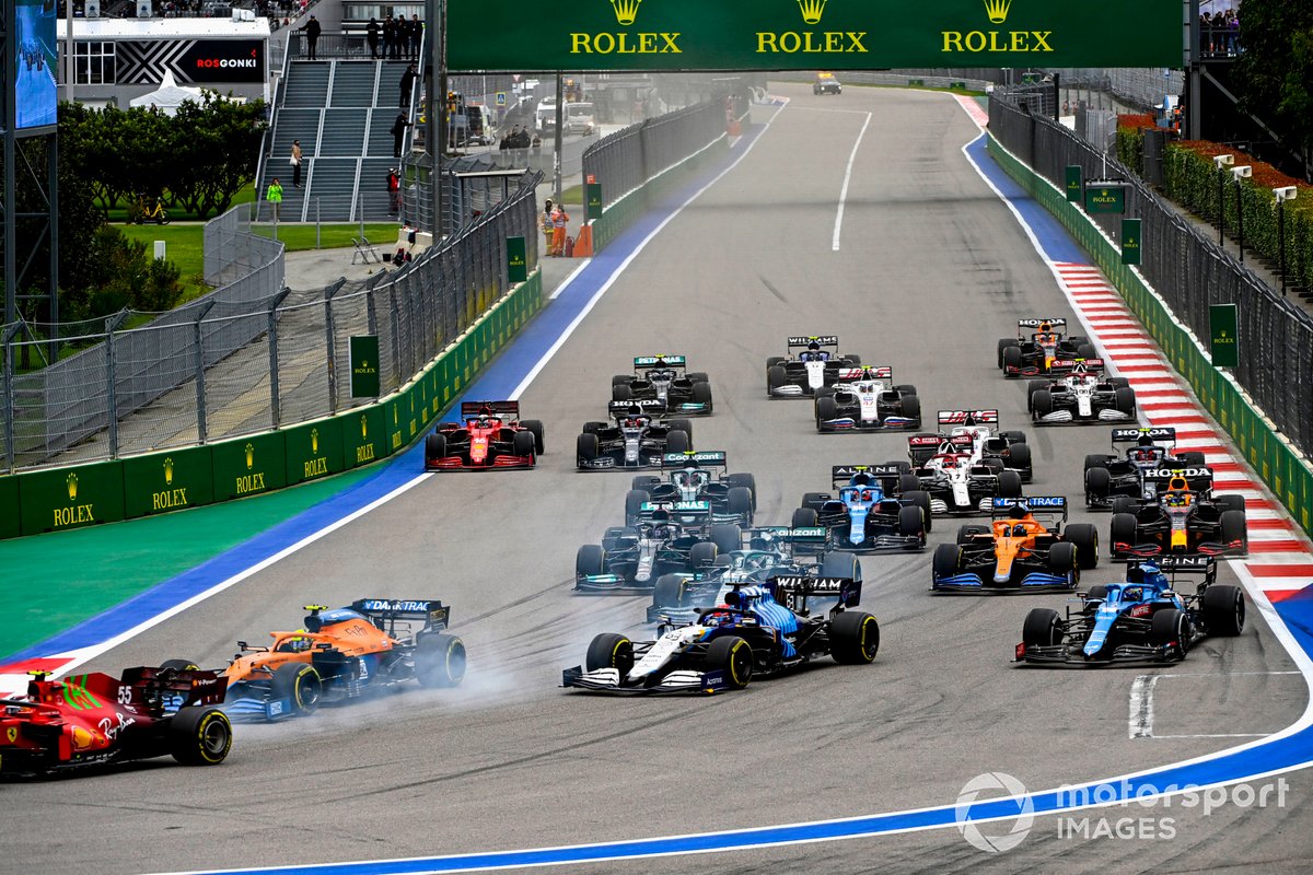Inicio: Carlos Sainz Jr., Ferrari SF21, Lando Norris, McLaren MCL35M, George Russell, Williams FW43B, Fernando Alonso, Alpine A521, Lance Stroll, Aston Martin AMR21, Lewis Hamilton, Mercedes W12