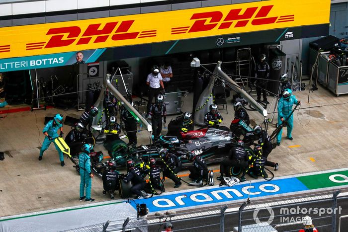 Valtteri Bottas, Mercedes W12, pit stop
