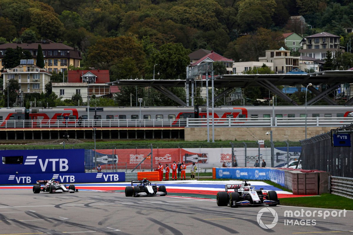 Nikita Mazepin, Haas VF-21, Nicholas Latifi, Williams FW43B, e Antonio Giovinazzi, Alfa Romeo Racing C41