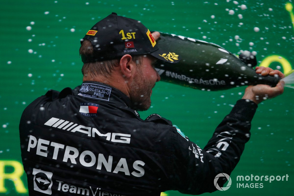 Valtteri Bottas, Mercedes, 1a posizione, festeggia sul podio