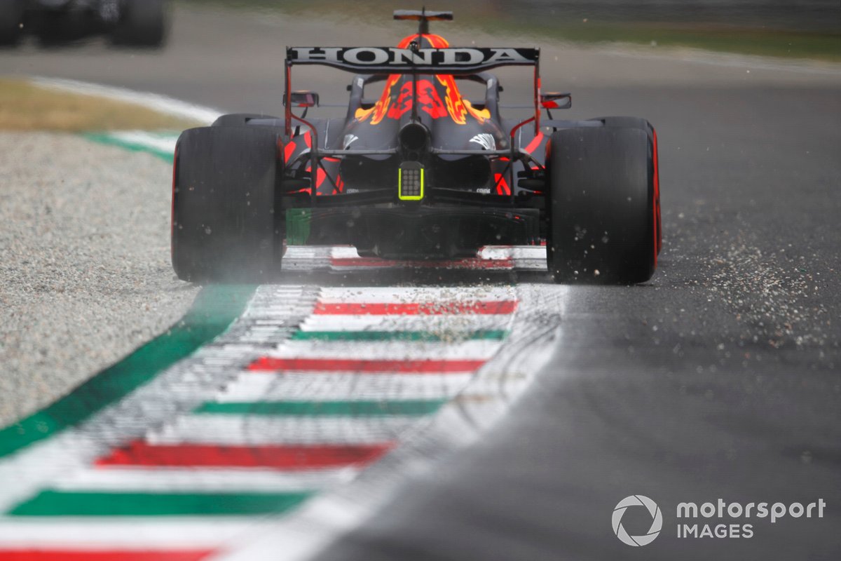 Макс Ферстаппен за рулем Red Bull RB16B