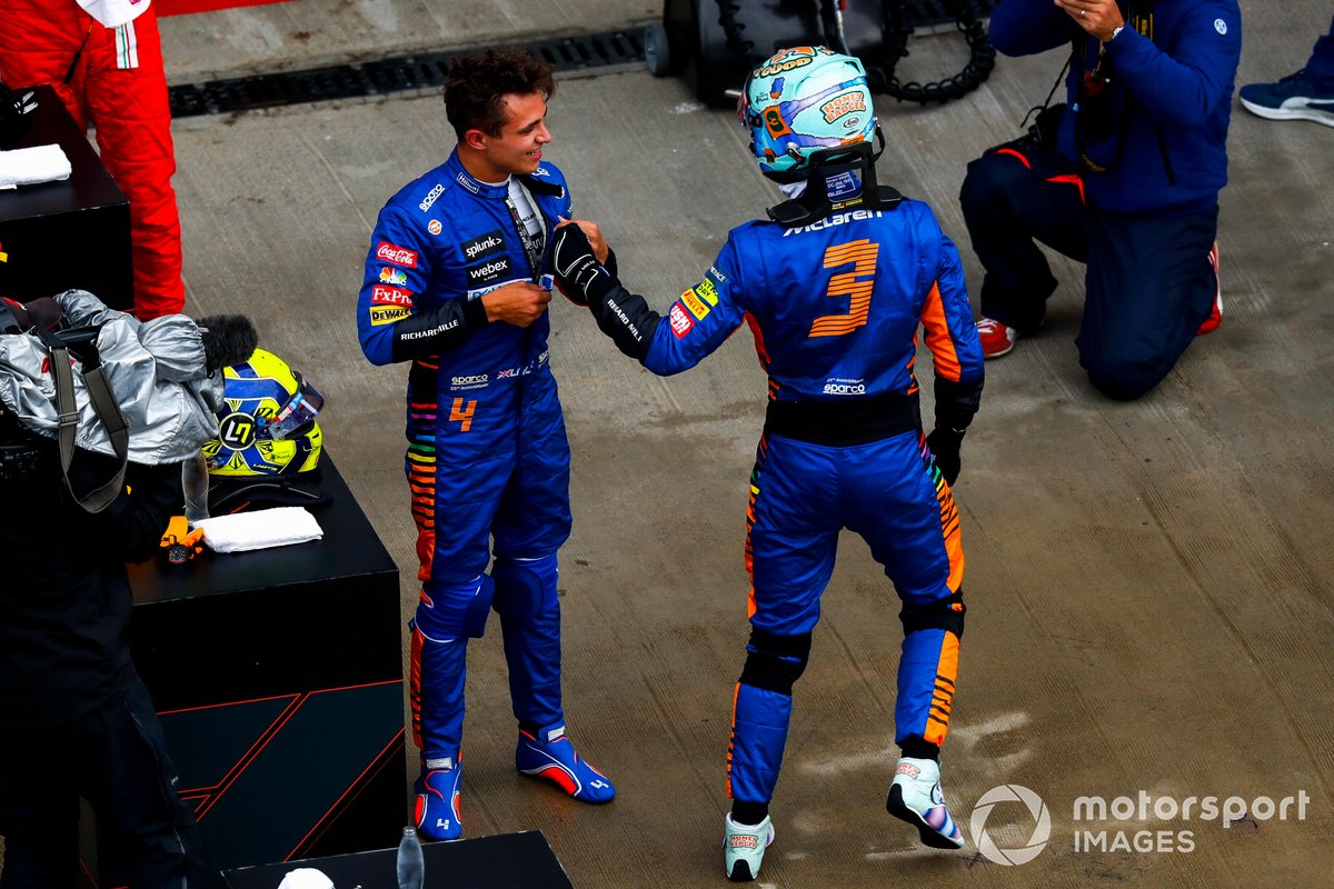 Daniel Ricciardo, McLaren, si congratula con l'uomo della pole Lando Norris, McLaren, dopo le qualifiche