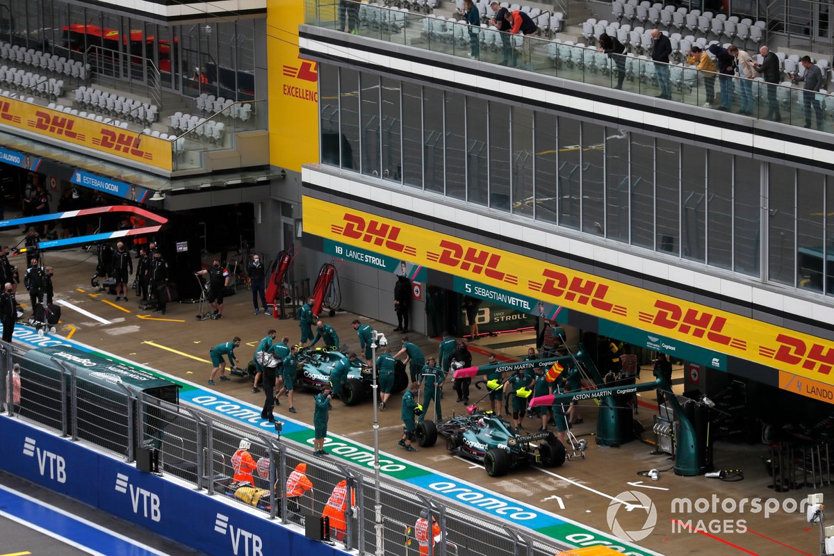 Lance Stroll, Aston Martin AMR21, e Sebastian Vettel, Aston Martin AMR21, in pit lane
