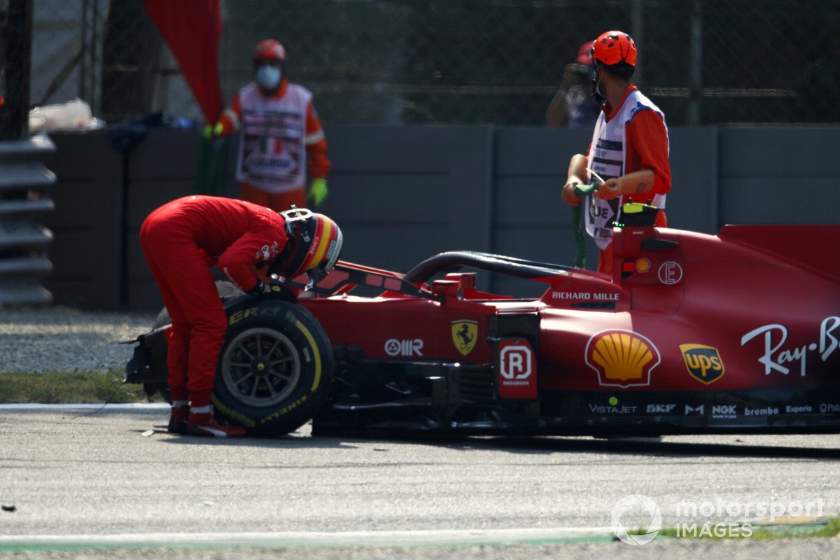 Carlos Sainz,, Ferrari SF21, inspecciona su coche tras el accidente en la FP2 de Monza