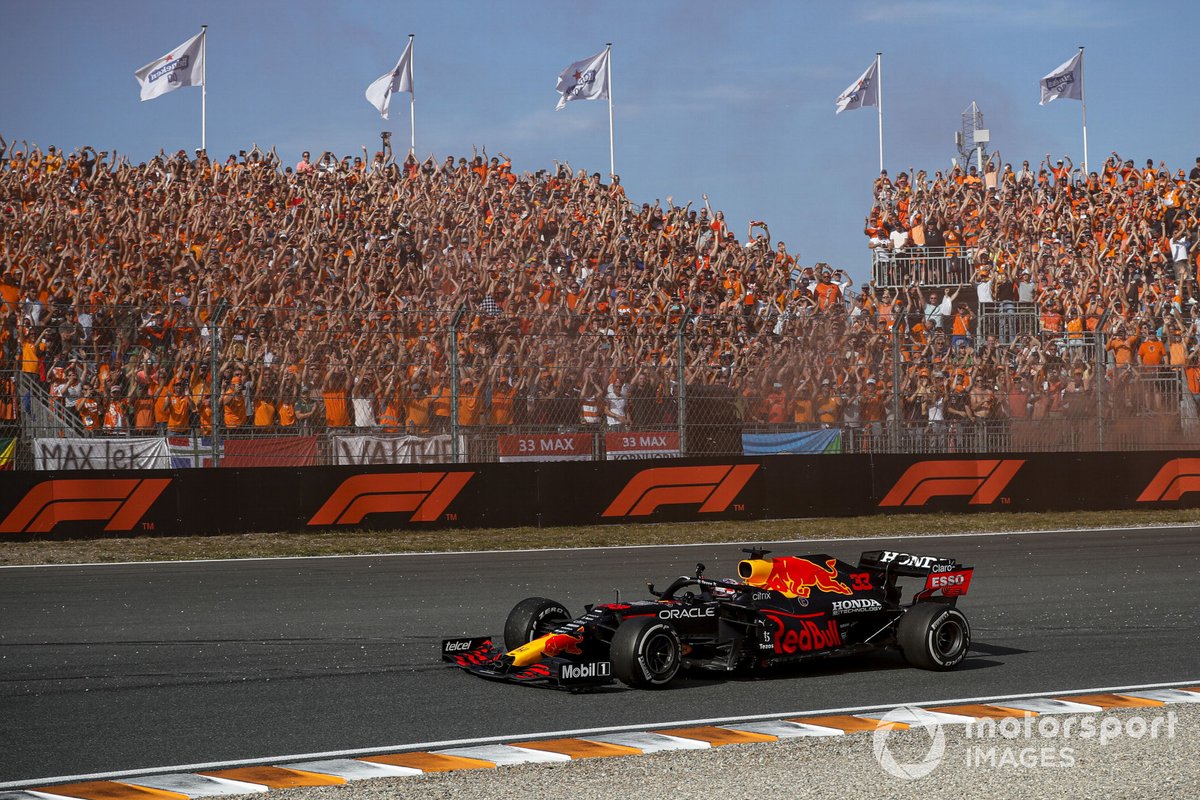 Ganador Max Verstappen, Red Bull Racing RB16B saluda a sus fans