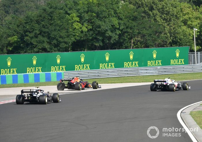 Mick Schumacher, Haas VF-21, Max Verstappen, Red Bull Racing RB16B, y Pierre Gasly, AlphaTauri AT02