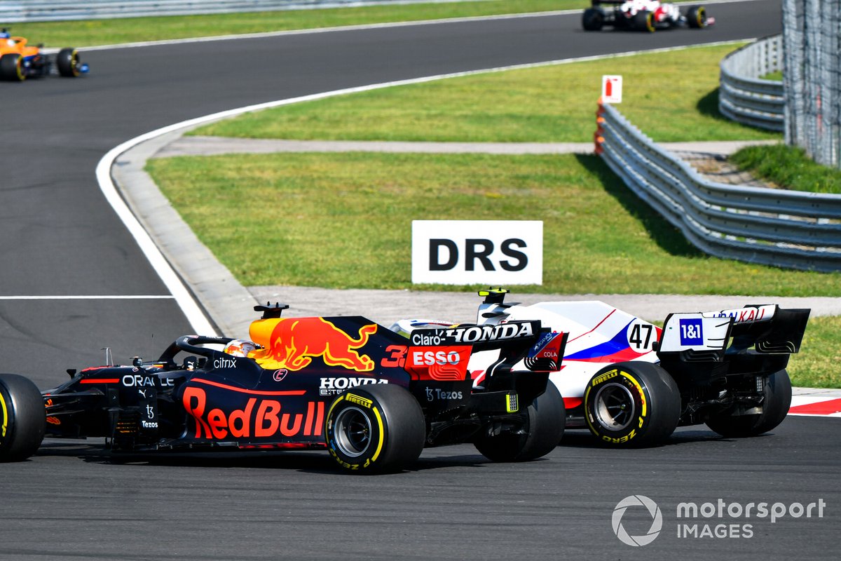 Max Verstappen, Red Bull Racing RB16B, e Mick Schumacher, Haas VF-21
