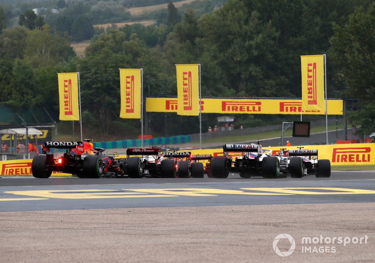 Mick Schumacher, Haas VF-21, Nikita Mazepin, Haas VF-21, Kimi Raikkonen, Alfa Romeo Racing C41 e Sergio Perez, Red Bull Racing RB16B, nell'opening lap