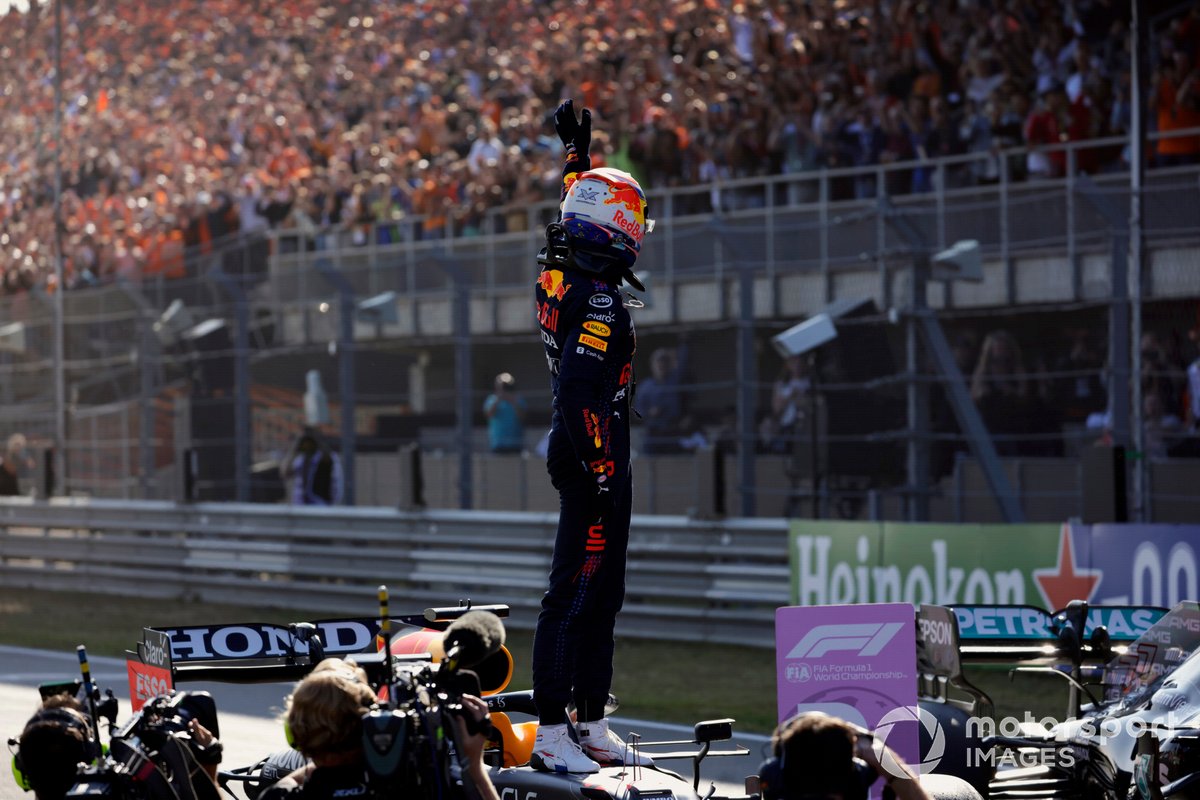 Max Verstappen, Red Bull Racing, festeggia con i fan dopo aver ottenuto la pole