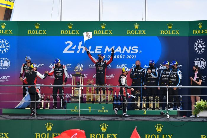 Podio: ganadores #7 Toyota Gazoo Racing Toyota GR010 - Hybrid Hypercar, Mike Conway, Kamui Kobayashi, José María López, segudo lugar #8 Toyota Gazoo Racing Toyota GR010 - Hybrid Hypercar, Sebastien Buemi, Kazuki Nakajima, Brendon Hartley, tercer lugar #36 Alpine Elf Matmut Alpine A480 - Gibson Hypercar of André Negrão, Nicolas Lapierre, Matthieu Vaxiviere