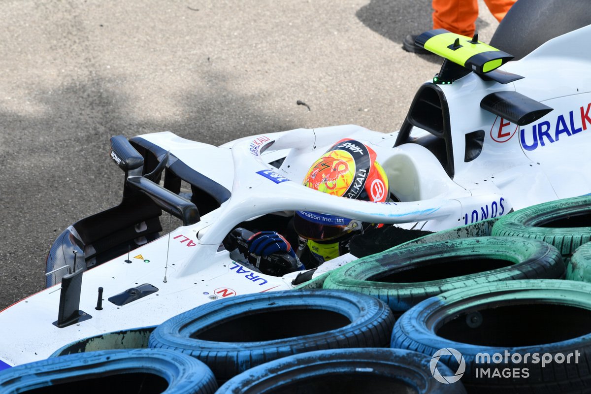 Mick Schumacher, Haas VF-21, se baja de su coche tras un accidente en la FP3