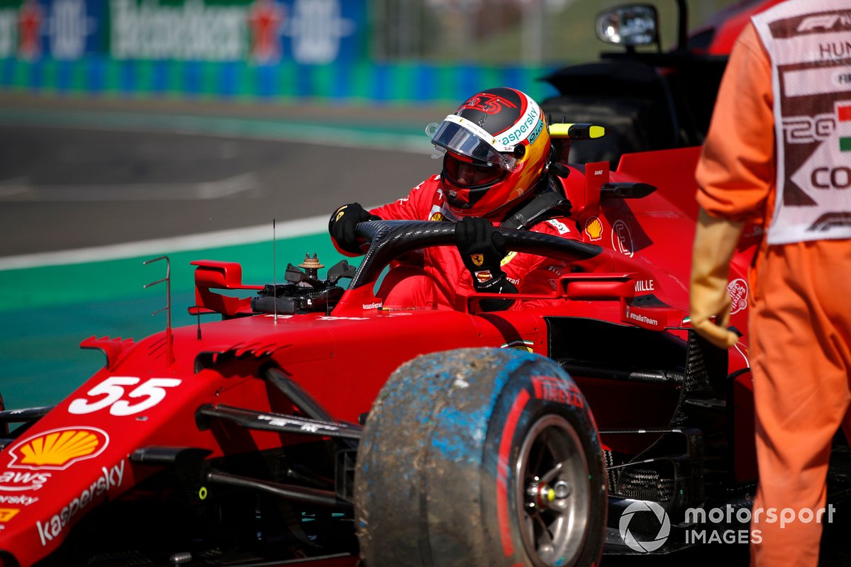 Carlos Sainz Jr., el Ferrari SF21 choca en la clasificación