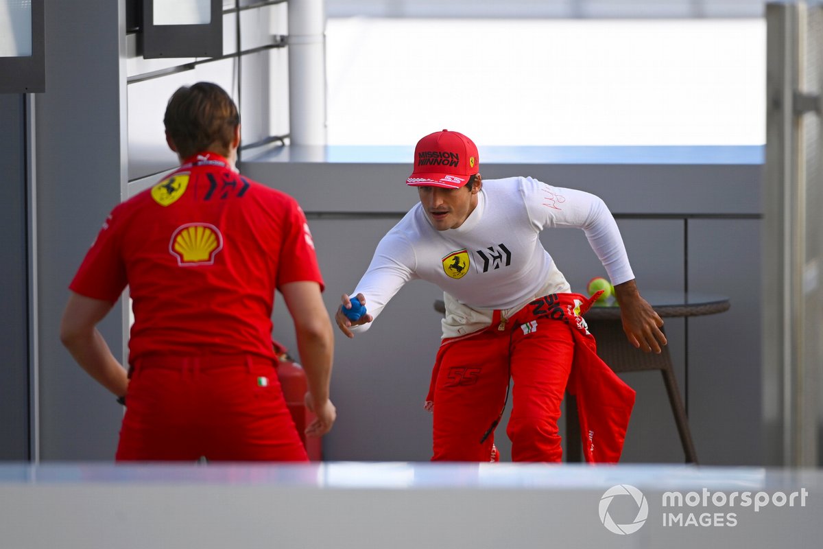 Carlos Sainz Jr., Ferrari, con il personal trainer