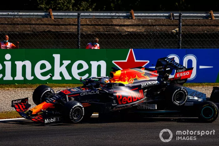 Choque de Max Verstappen, Red Bull Racing RB16B, y Lewis Hamilton, Mercedes W12