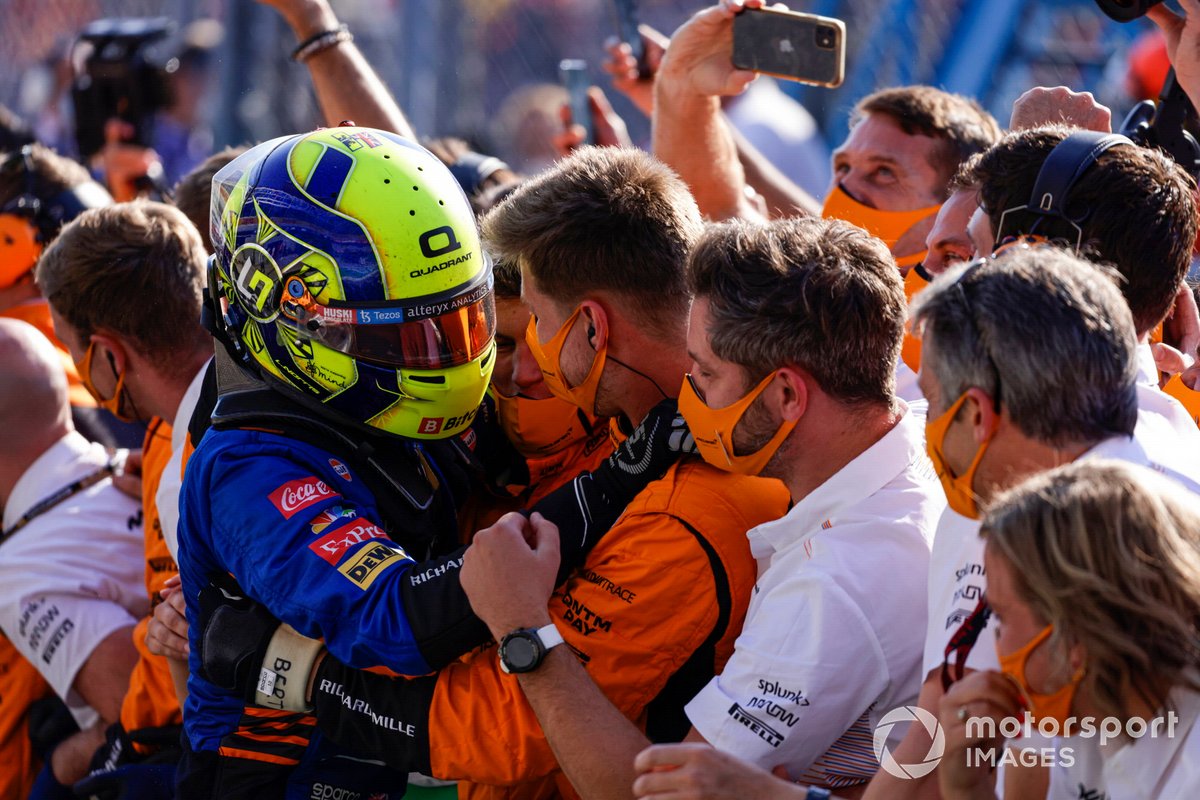 Lando Norris, McLaren, 2a posizione, festeggia con la sua squadra nel Parc Ferme
