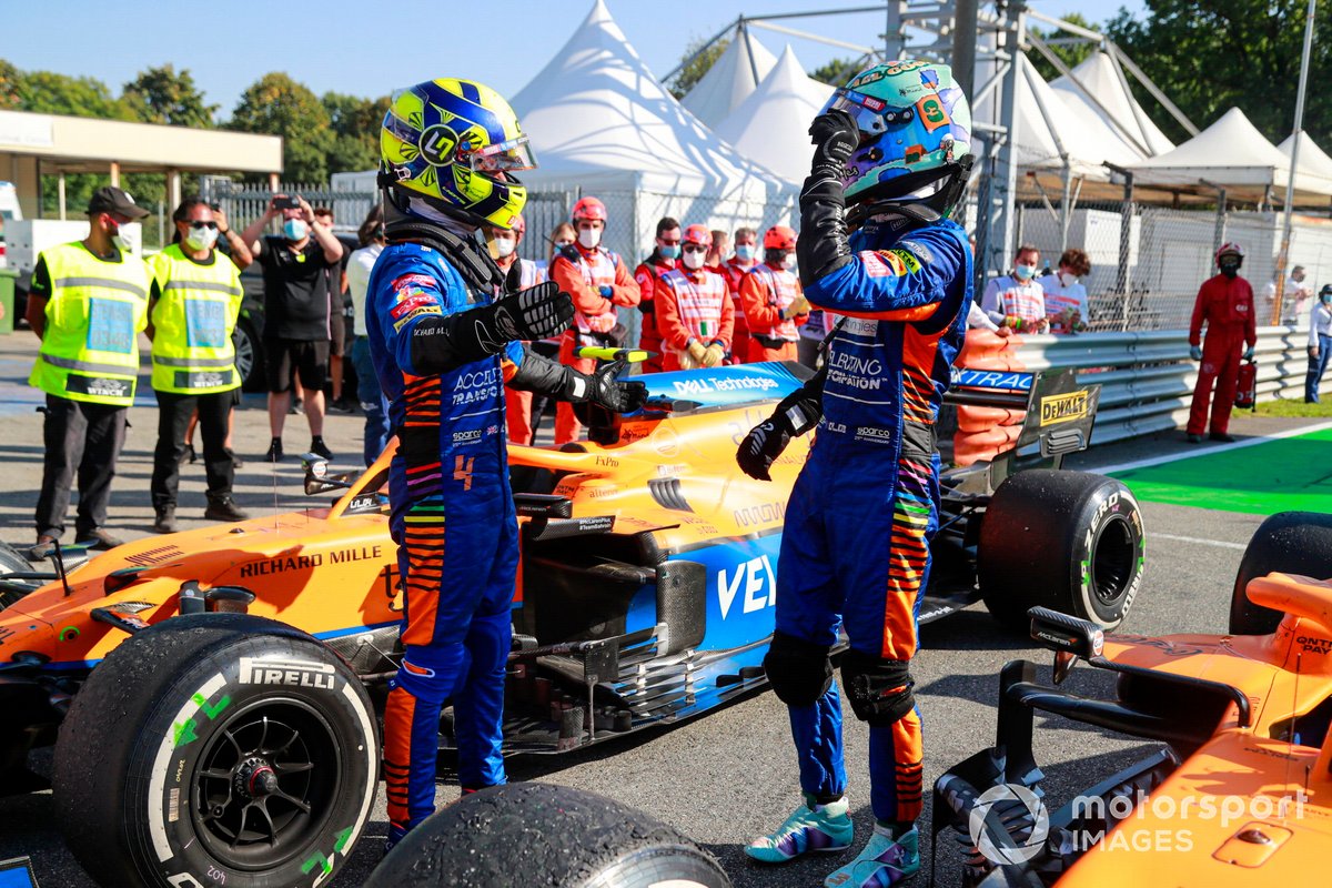 Lando Norris, McLaren, 2a posizione, e Daniel Ricciardo, McLaren, 1a posizione, si congratulano a vicenda nel Parc Ferme