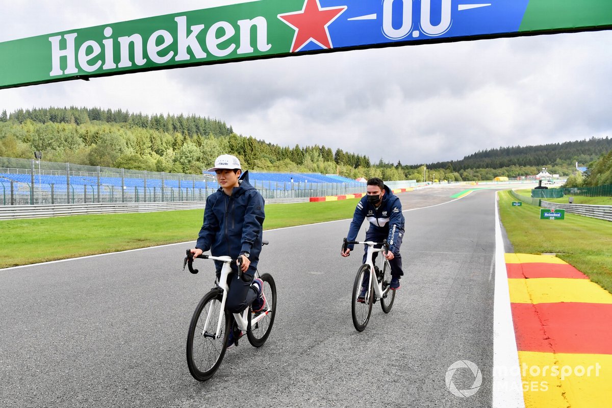 Yuki Tsunoda, AlphaTauri AT02, recorre la pista en bicicleta