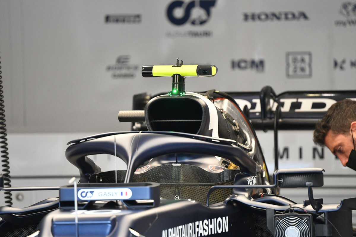 A asa traseira da AlphaTauri vê a equipe utilizar um ângulo de ataque baixo, enquanto uma aba Gurney é montada na borda de fuga dos flaps superiores para ajudar a equilibrar o carro nas seções de velocidade média baixa da pista