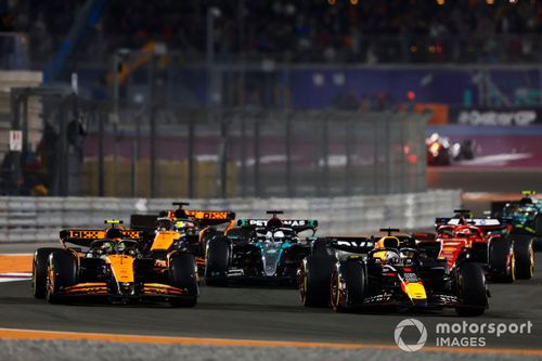 Lando Norris, McLaren MCL38, lucha con Max Verstappen, Red Bull Racing RB20, por el liderato de la carrera.