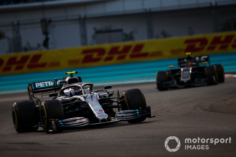 Valtteri Bottas, Mercedes AMG W10, devant Kevin Magnussen, Haas F1 Team VF-19