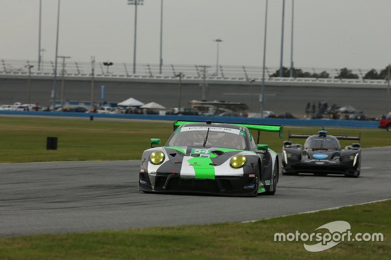 #54 Black Swan Racing Porsche 911 GT3 R: Jeroen Bleekemolen, Sven Müller, Trenton Estep