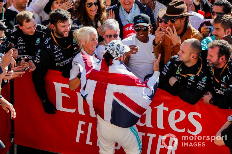 Lewis Hamilton, Mercedes AMG F1, 2º clasificado, celebra con su equipo, su padre Anthony Hamilton y el actor Matthew McConaughey después de conseguir su sexto título mundial.