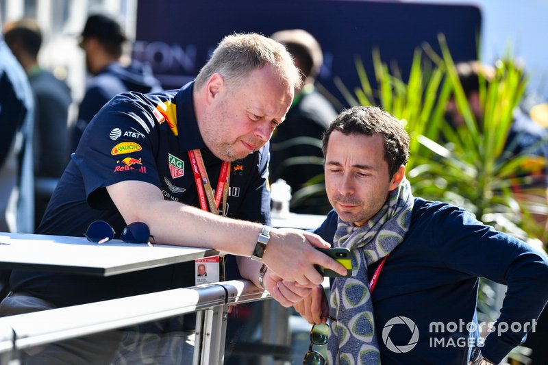 Nicolas Todt habla con un empleado de Red Bull Racing