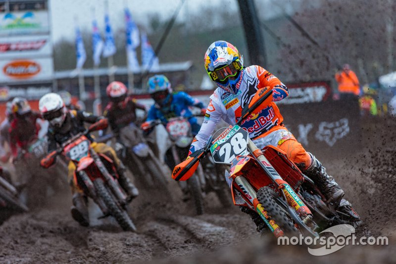 Tom Vialle, Red Bull KTM Factory Racing aan kop na de start van de race