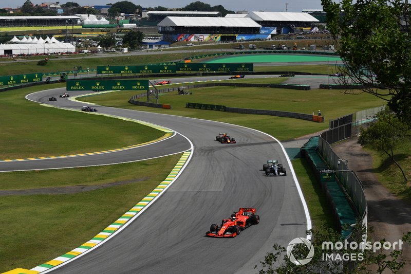 Sebastian Vettel, Ferrari SF90, precede Valtteri Bottas, Mercedes AMG W10, e Alexander Albon, Red Bull RB15